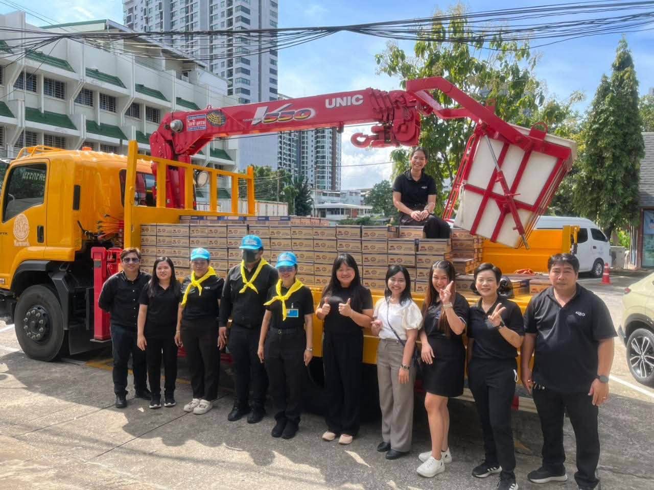 title - ส.ป.ก. ร่วมภารกิจขนส่ง “นม” UHT ไทย เดนมาร์ค จำนวน 6,000 กล่อง เพื่อช่วยเหลือประชาชนผู้ประสบภัยน้ำท่วมในพื้นที่กรุงเทพฯ และปริมณฑล